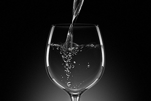 水をゆっくり飲む